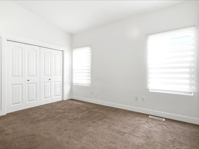 Building Photo - S Jordan-Beautiful 5 bed 3 bath family home