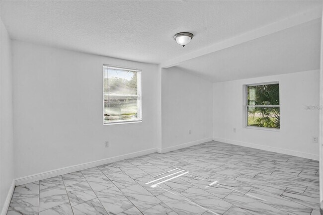 Building Photo - 906 Celery Ave