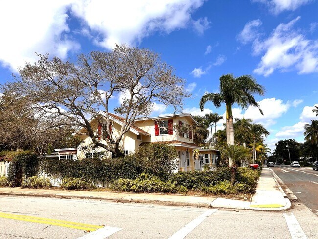 Building Photo - 303 N Lakeside Dr