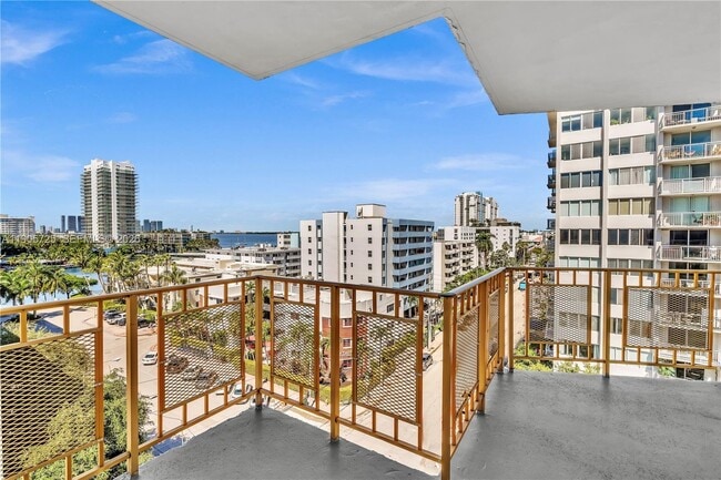 Building Photo - 1340 Lincoln Rd