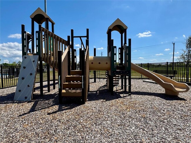 Building Photo - 3160 Emerald Acrs Ln