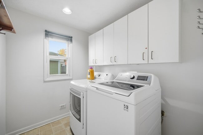 Building Photo - 212 N Knollwood Dr