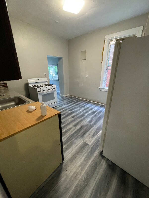Building Photo - 141 S Bryant Ave