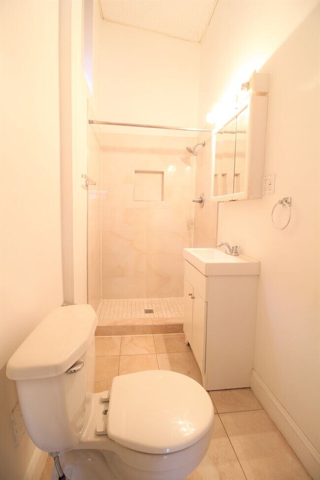 Building Photo - Charming One-Bedroom in Prime Rittenhouse Location