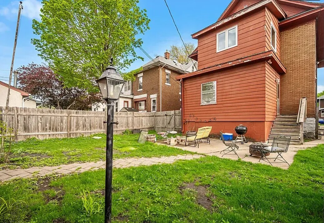 Backyard Patio - 887 James Ave