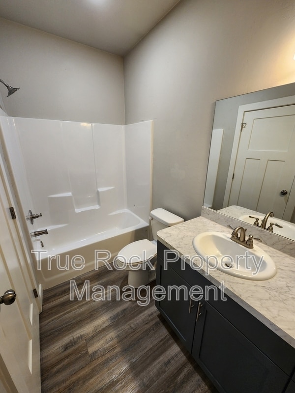 Building Photo - 417 E 13th St