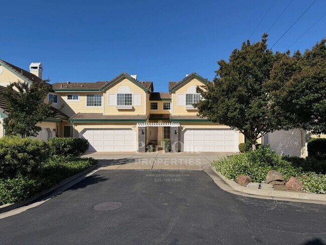 Building Photo - Updated Townhouse in Clayton Available for Lease now!