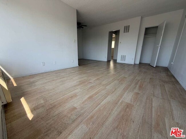 Building Photo - 1308 N Poinsettia Pl