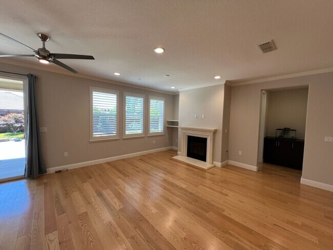 Building Photo - Newer single story home located in desirab...