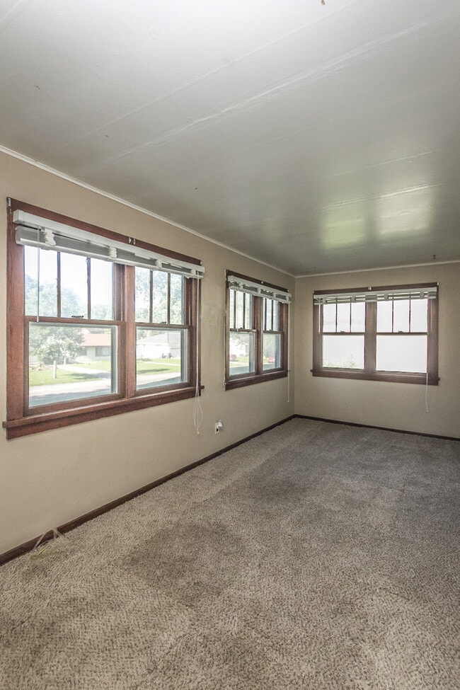 Building Photo - 2 Bedroom 2 Bathroom Home Available