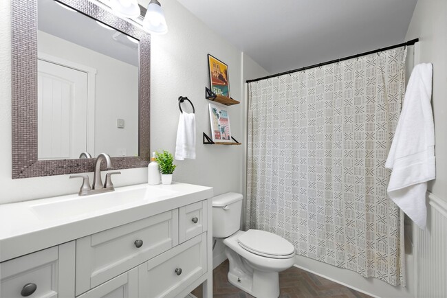 Building Photo - Stylish, Spacious & Steps from WWU and Fai...