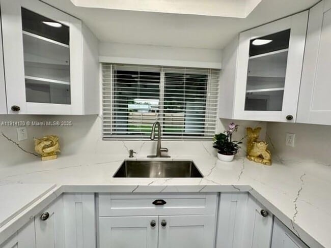 Building Photo - 7439 Twin Sabal Dr