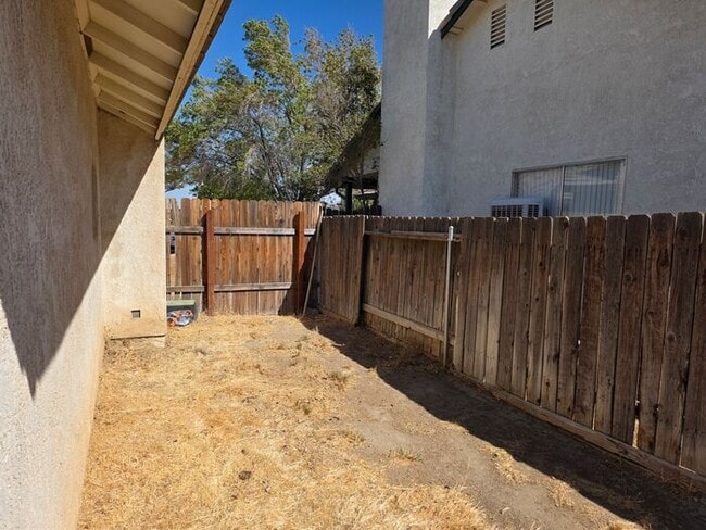 Building Photo - New Listing!