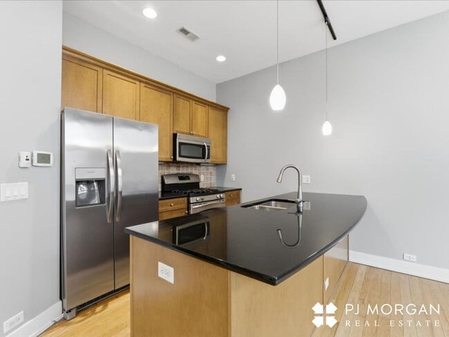 Building Photo - 2 Bedroom, 2 Bathroom Townhouse - Available Immediately