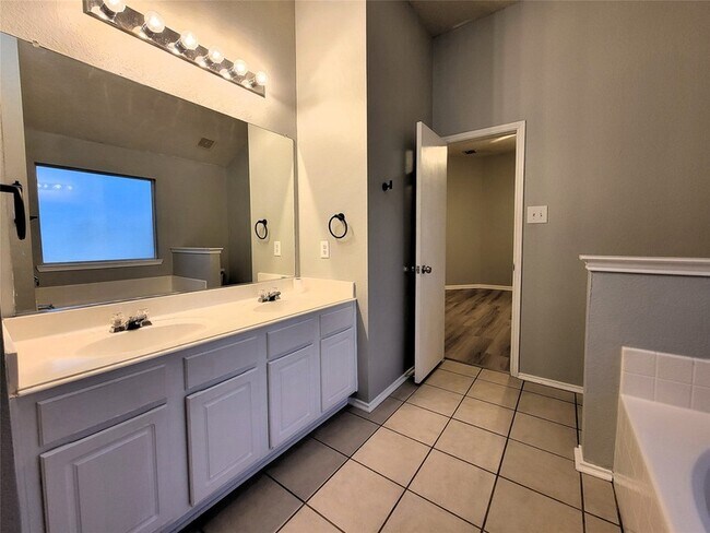 Building Photo - 829 Beaver Creek Dr