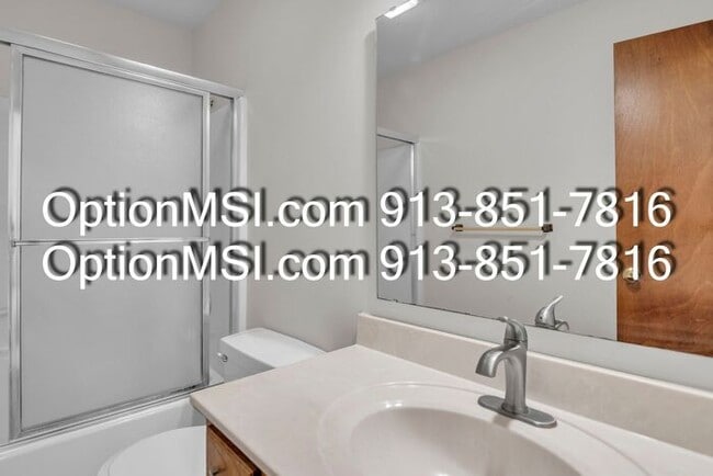 Building Photo - Spacious Townhome!