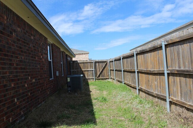 Building Photo - 406 Primrose Dr