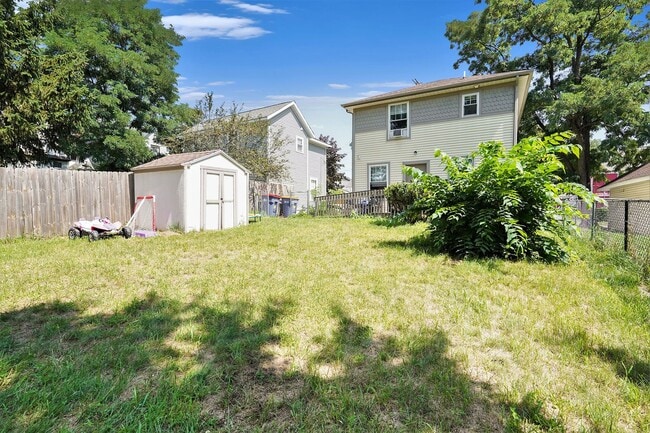 Building Photo - AVAILABLE IN NOVEMBER! 3 Bedroom, 1.5 Bath House in Grand Rapids