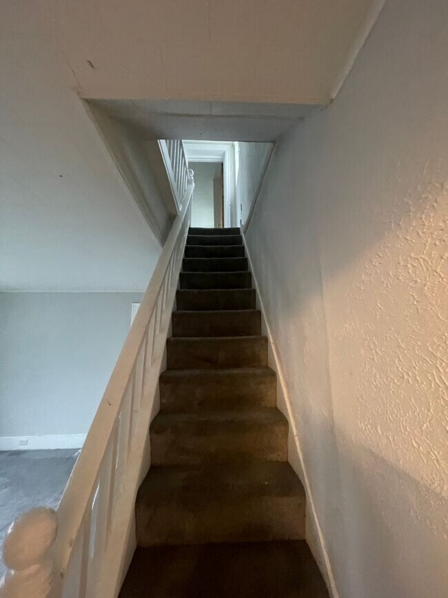 Building Photo - Available July 1st! 3 Bed 1.5 Single Family Home!