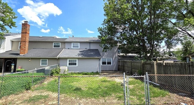 Building Photo - "Charming 3-Bedroom Townhouse: Your Ideal ...