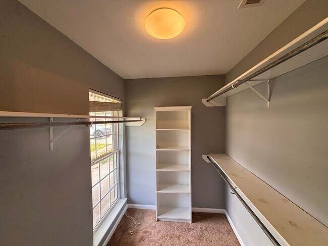 Building Photo - 5 Bedrooms- 3 Bathroom- House in West Rome!