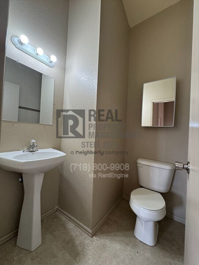 Building Photo - 1717 Oakshire Ln