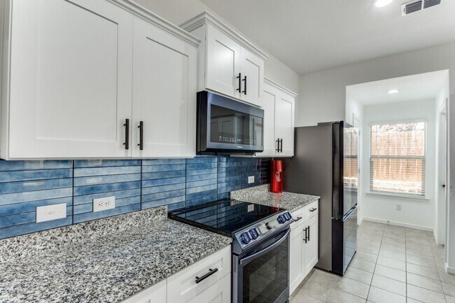 Building Photo - Contemporary in Cleburne!