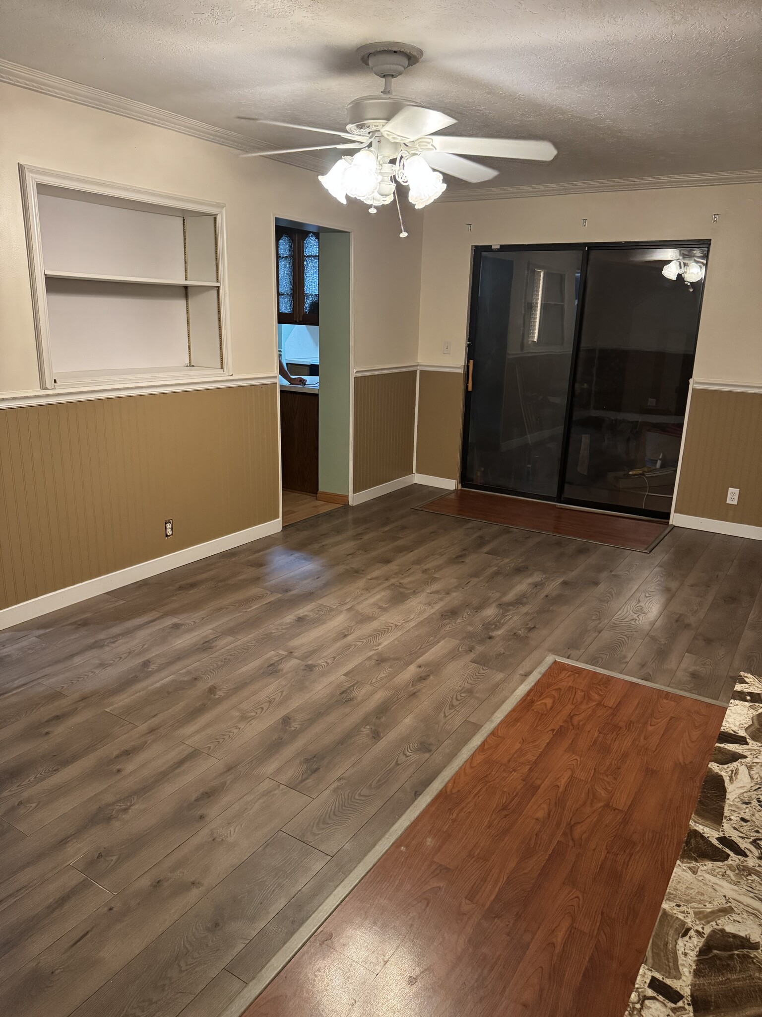 Building Photo - 605 Van Buren Ave