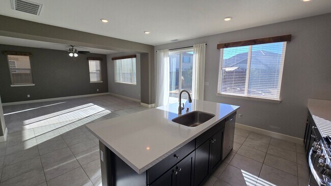 Building Photo - Beautiful two story Spanish springs home