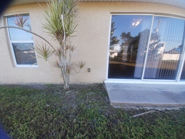Building Photo - 3/2 with laminate flooring throughout