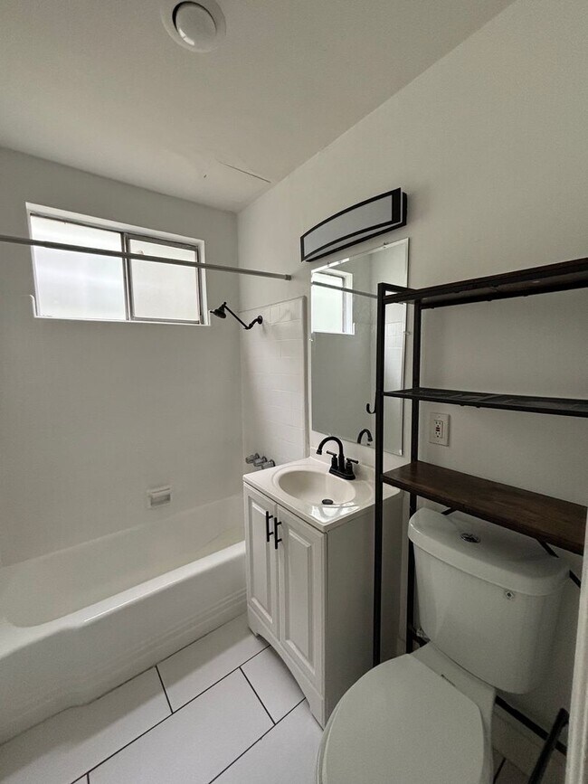 Building Photo - Upgraded 1 Bedroom In Torrance with Parkin...