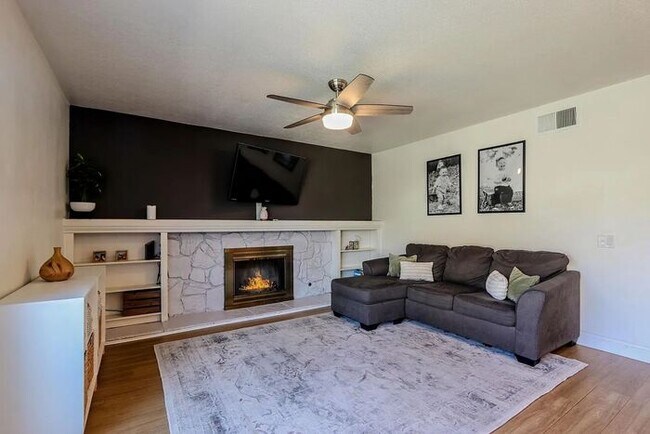 Building Photo - Quiet Cul De Sac Home