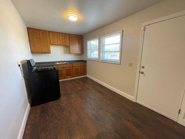 Building Photo - Unique 1 Bedroom House with Private yard