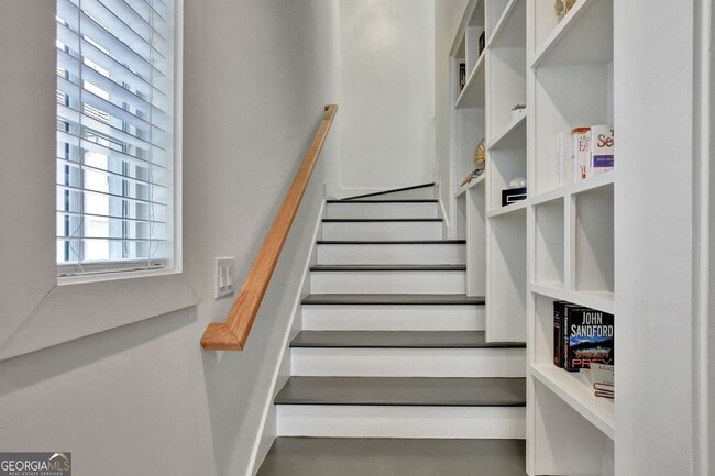 Building Photo - 2bd/2.5ba in Trilith. LakeFront Views!