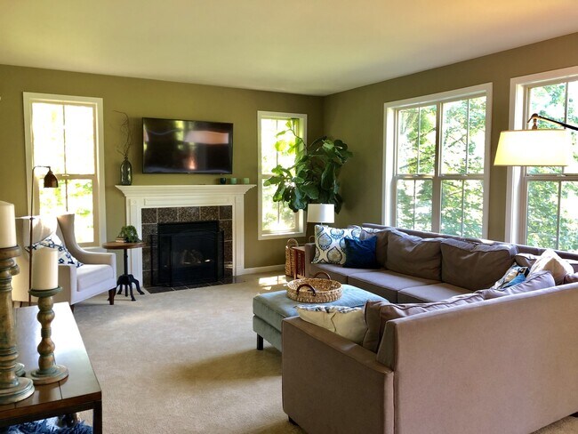 Building Photo - Gorgeous Bainbridge Estate available now.....