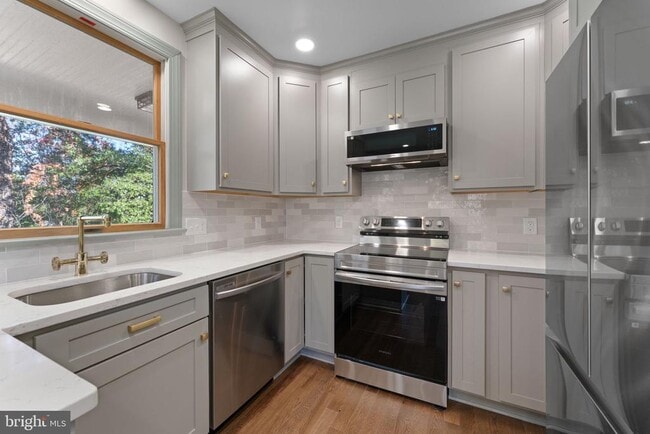 Building Photo - 6107 44th Ave