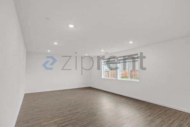 Building Photo - 3284 Oak Trl Dr