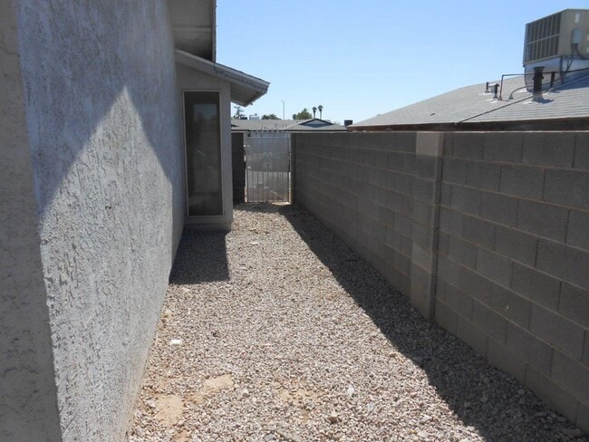 Building Photo - Spacious Single Story Home near Lake Mead ...