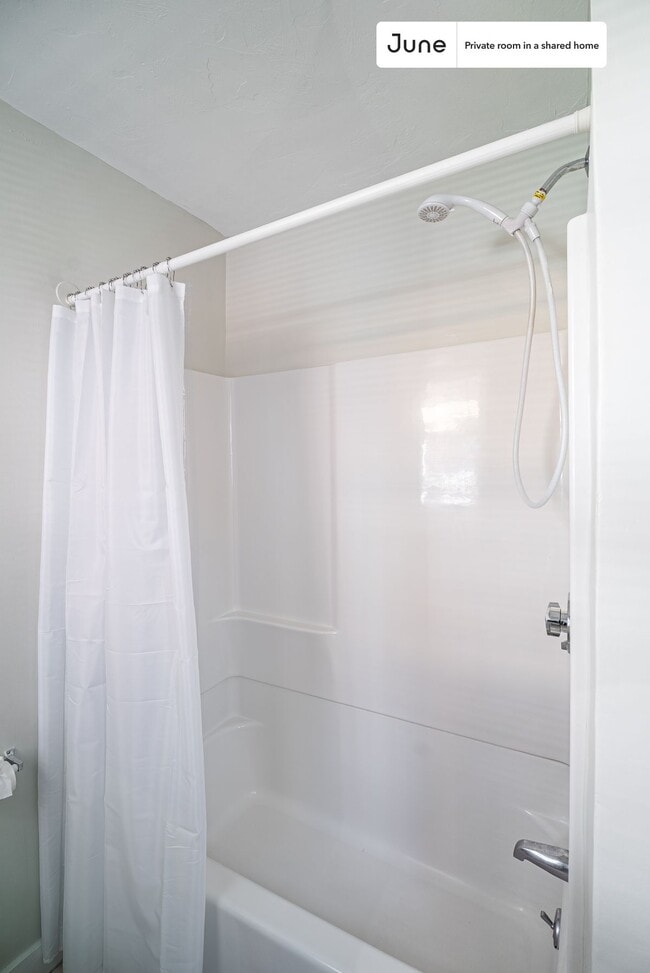 Building Photo - Room in Shared 6 bed/2 bath home