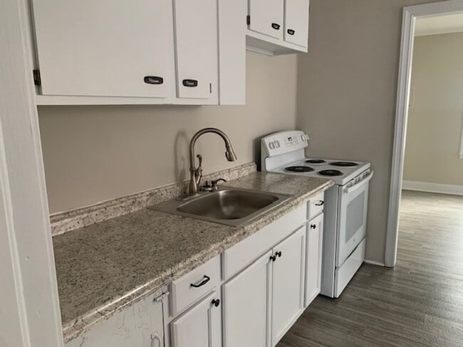 Building Photo - 2 Bedroom 1 Bathroom Home