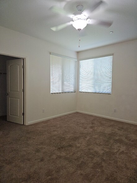 Building Photo - 2908 S Oakhurst Ct