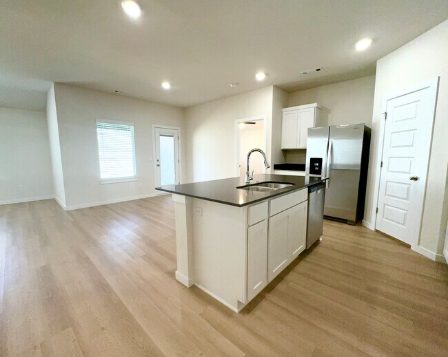 Building Photo - 5382 Selah St