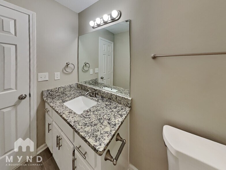 Building Photo - 208 Oak Cir N