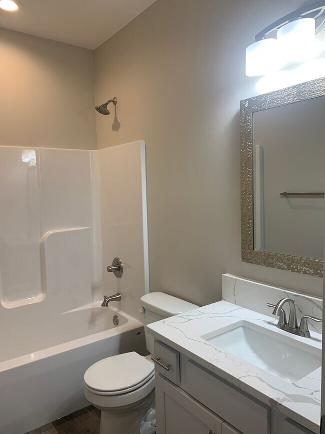 Building Photo - Beautiful 3 bedroom/3 bath daylight ranch townhome in SE Lincoln