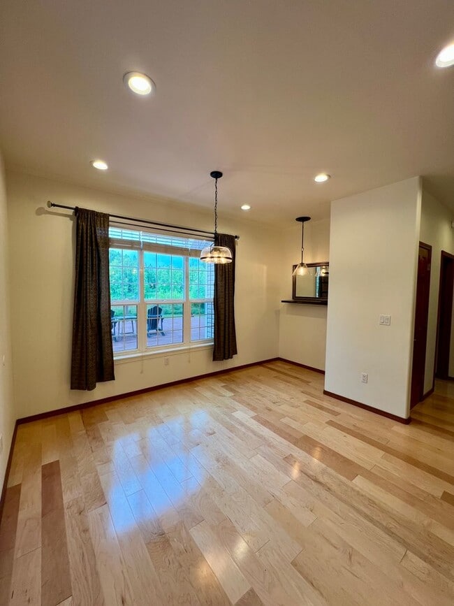 Building Photo - Stunning 3-Bedroom, 3-Bath Waterfront Home...