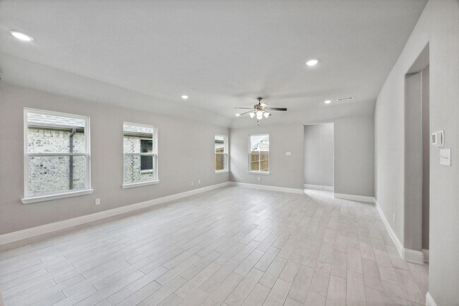 Building Photo - Prime Location Available First of November