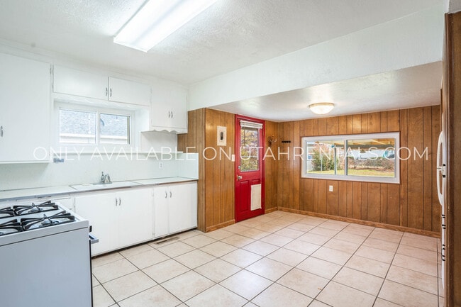 Building Photo - 329 W 300 S