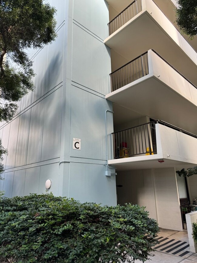 Building Photo - Fully-Furnished One Bedroom in Waikiki