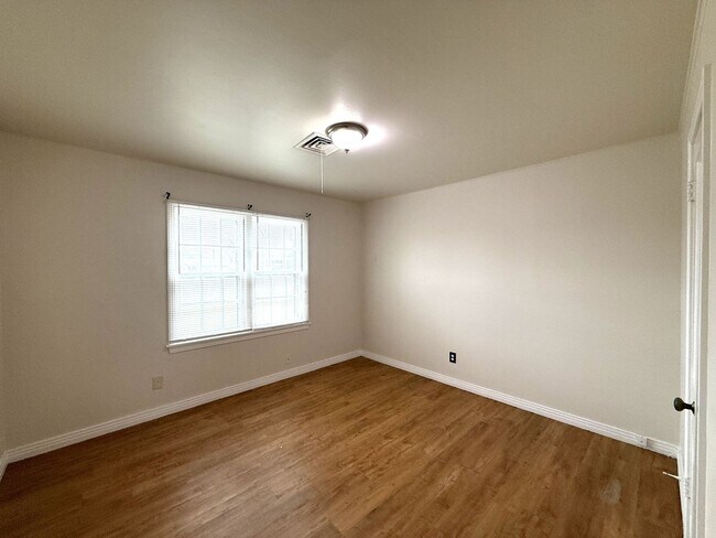 Building Photo - Welcome Home! 15% Discount for two months!!