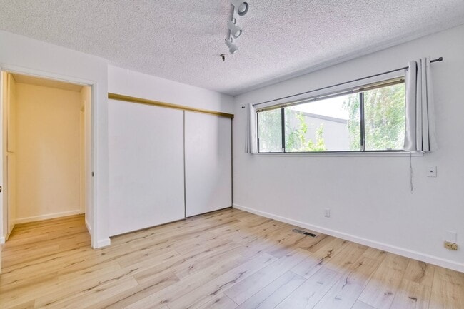 Building Photo - Beautifully Remodeled 3BR 2.5BA Townhouse in Great Community in Mountain View